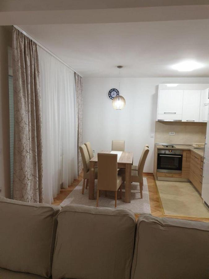 Dobi Apartmani Wing Ягодина Екстериор снимка