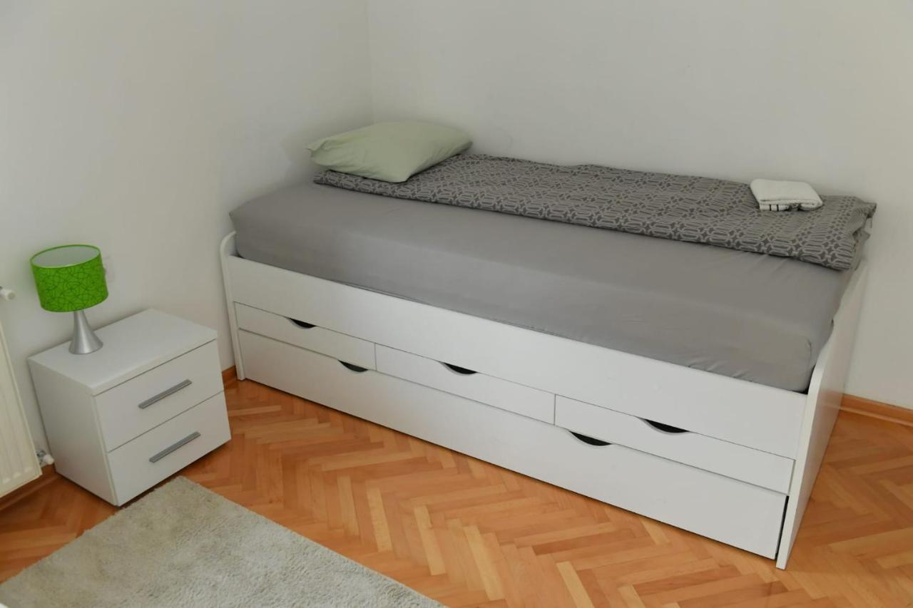 Dobi Apartmani Wing Ягодина Екстериор снимка