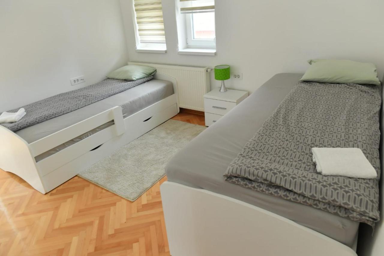 Dobi Apartmani Wing Ягодина Екстериор снимка
